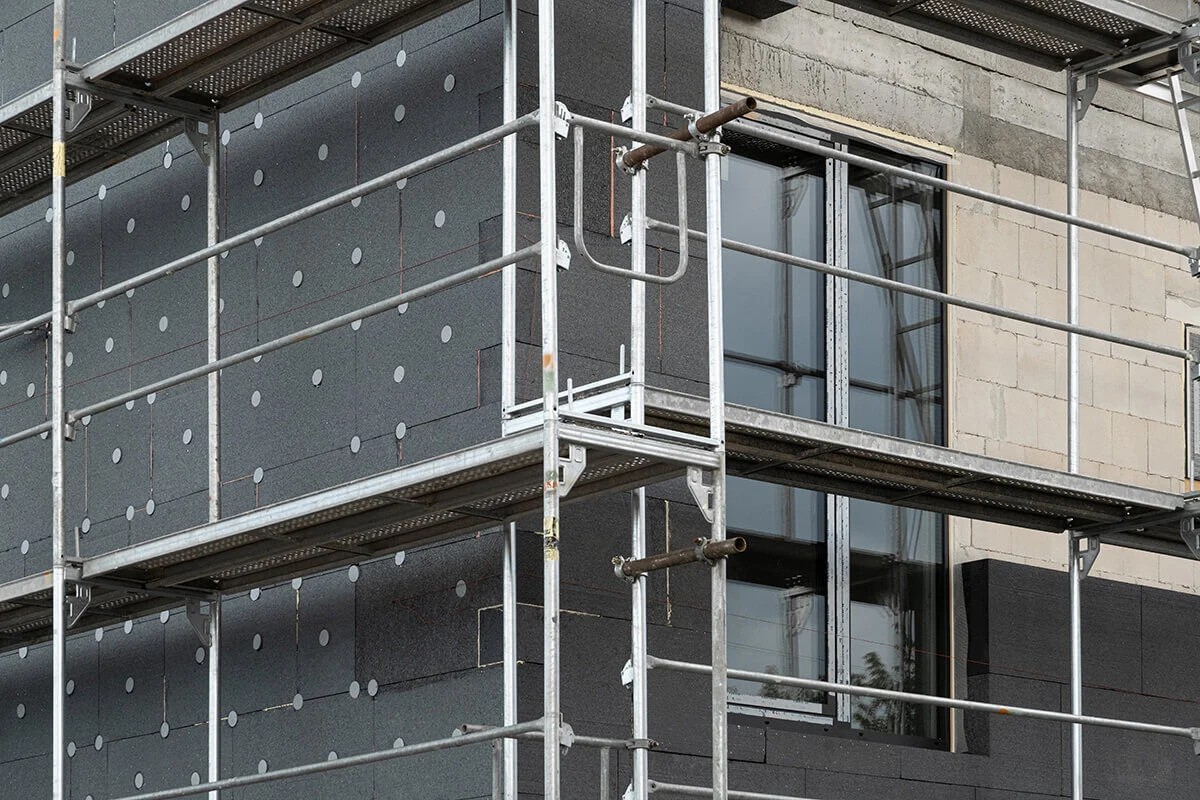 Chantier d'isolation thermique par l'extérieur sous échafaudage, réalisation Polypeint.
